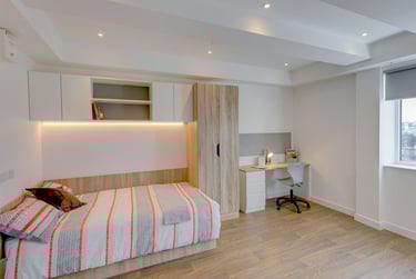 1 bed studio, Notte Street, The Hoe, Plymouth, PL12RQ - Image 1